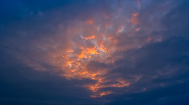 Panorama del cielo azul de la mañana, iluminado por la luz del sol naranja y roja, amanecer colorido.