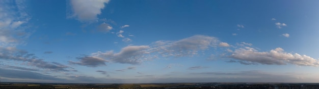 Panorama del cielo azul de nubes bajas