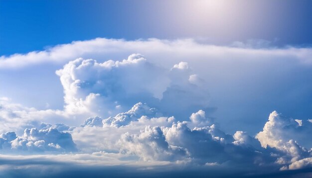 Panorama Cielo azul y nubes blancas Nube esponjosa en el fondo del cielo azul