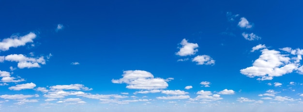 Panorama Cielo azul y nubes blancas Nube esponjosa en el fondo del cielo azul