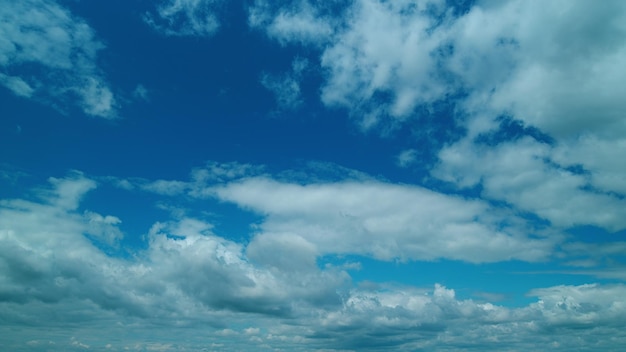 Panorama cielo azul nubes cielo a la luz del día paisaje del cielo velocidades a través del día formación de nubes azul de verano