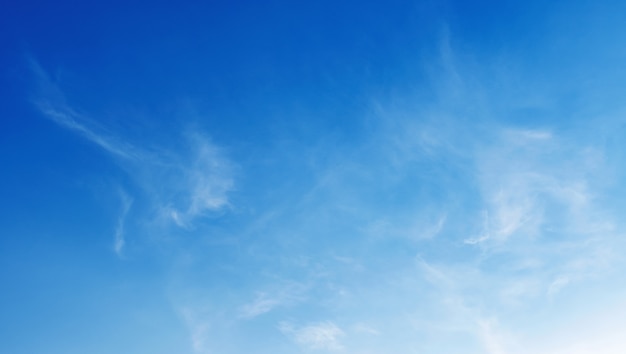 Panorama cielo azul con nubes y sol