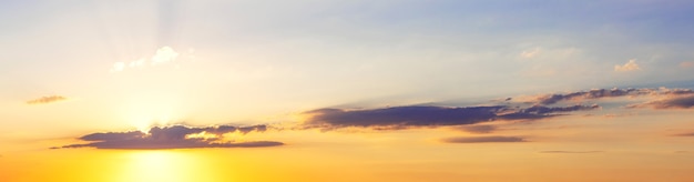 Panorama del cielo colorido con nubes durante la puesta de sol