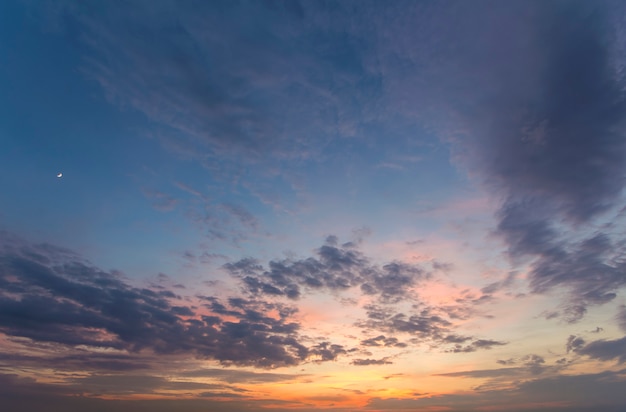 Panorama del cielo colorido con nubes