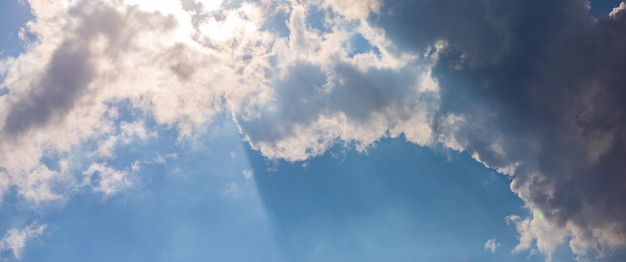 Panorama del cielo Hermosas nubes grandes en el cielo Paisaje del poder del cielo y la naturaleza Espacio de copia