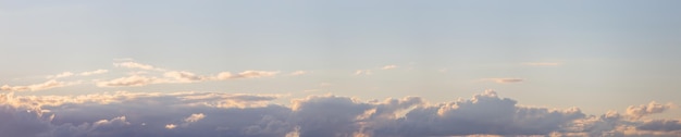 Panorama del cielo Hermosas nubes grandes dramáticas en el cielo Paisaje del poder del cielo y la naturaleza Espacio de copia