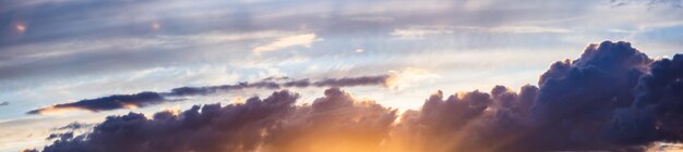 Panorama del cielo Hermosas nubes grandes dramáticas en el cielo Paisaje del poder del cielo y la naturaleza Espacio de copia