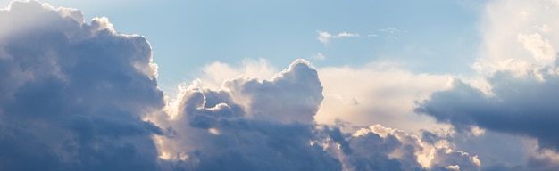 Panorama del cielo Hermosas nubes grandes dramáticas en el cielo Paisaje del poder del cielo y la naturaleza Espacio de copia