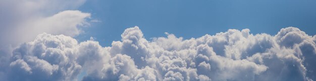 Panorama del cielo Hermosas nubes grandes dramáticas en el cielo Paisaje del poder del cielo y la naturaleza Espacio de copia