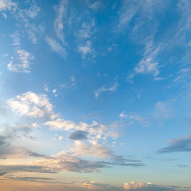 Panorama del cielo con nubes Imagen del paisaje del cielo al atardecer en la noche Fondo creativo