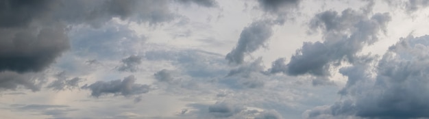 Panorama del cielo con nubes de lluvia gris oscuro