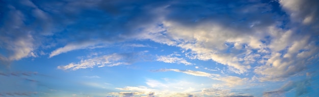 Panorama del cielo y las nubes por la noche.