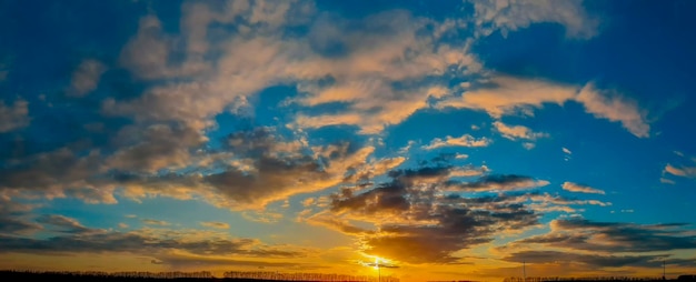 Panorama del cielo con puesta de sol Nubes naranjas