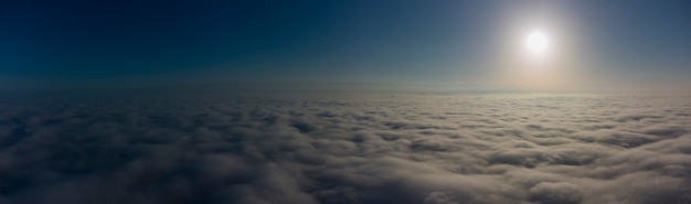 Panorama del cielo sobre las nubes