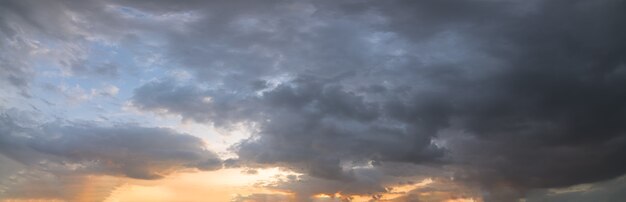 Panorama cielo y sol al atardecer