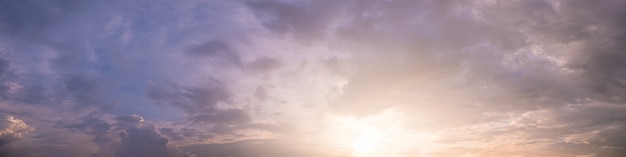 Panorama cielo y sol al atardecer