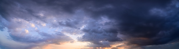 Panorama cielo y sol al atardecer