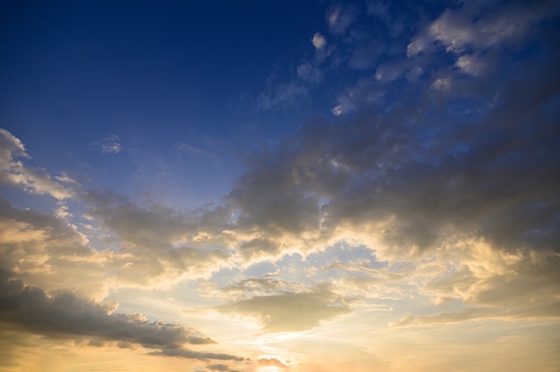 Panorama cielo y sol al atardecer