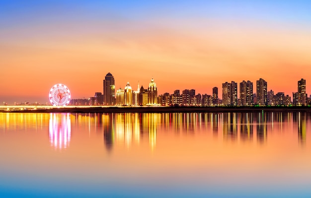 Foto panorama de la ciudad al atardecer