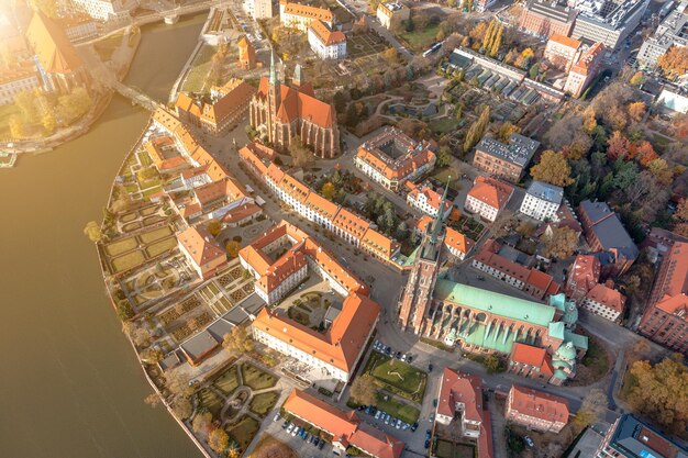 Panorama de la ciudad desde una altura un gran caudal fluvial entre las islas de la ciudad de Wroclaw muchos puentes el antiguo centro de la ciudad Polonia