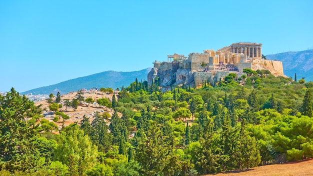 Panorama de la ciudad de Atenas con la colina de la Acrópolis en un día soleado de verano, Grecia - paisaje griego