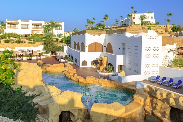 Panorama de la ciudad blanca en el hotel resort de lujo tropical egipto