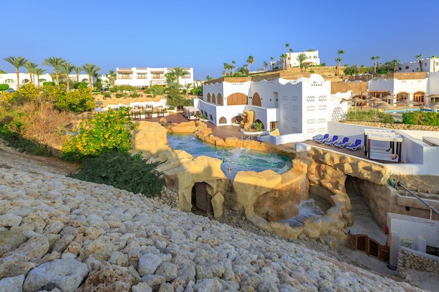 Panorama de la ciudad blanca en el hotel resort de lujo tropical, Egipto