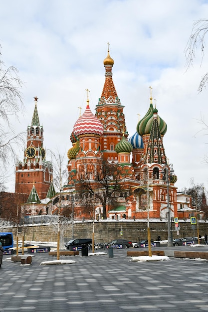 Panorama de la ciudad Catedral de Basils y la Torre Spasskaya del Kremlin de Moscú 11 de febrero de 2022 Moscú Rusia