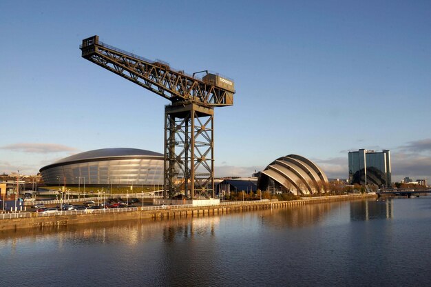 Foto panorama de la ciudad de glasgow por la noche en el reino unido