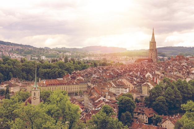 Panorama de la ciudad de la iglesia y la ciudad de Berna con los Alpes y el cielo nublado