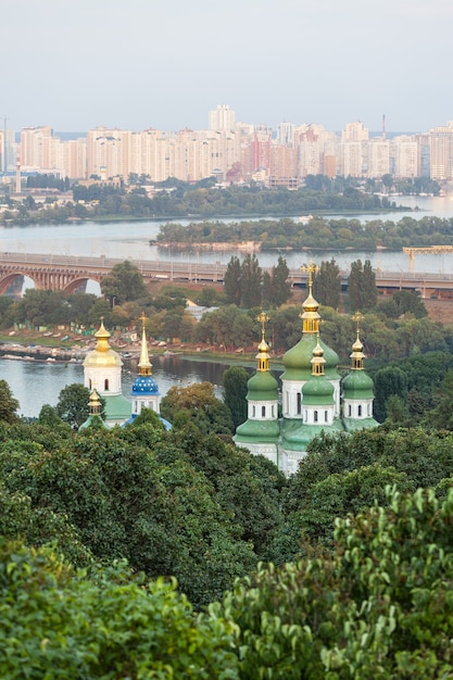 Panorama de la ciudad de Kiev. Ucrania. Monasterio Vydubitsky. El río Dnieper y los nuevos edificios en Kiev