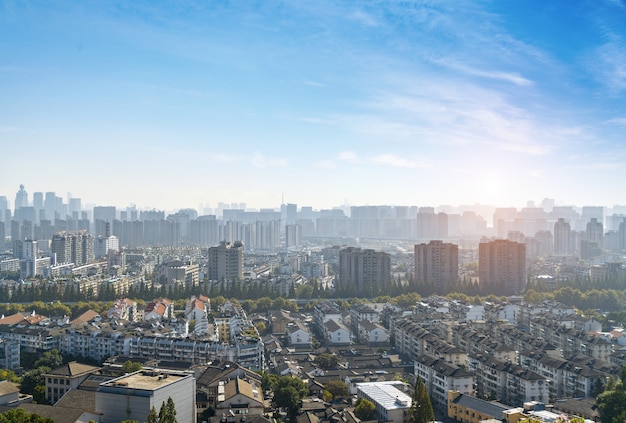 Panorama de la ciudad moderna en Hangzhou, China