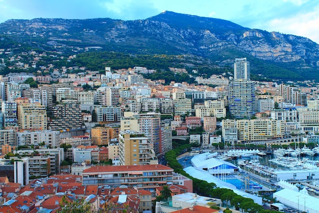 Panorama de la ciudad de Mónaco en el verano