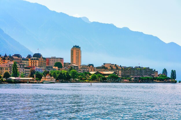 Panorama de la ciudad de Montreux en el lago Ginebra, cantón de Vaud, Suiza. Montañas de los Alpes en el fondo