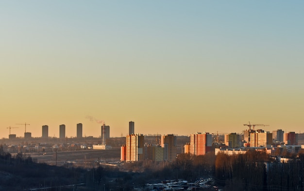 Foto panorama de la ciudad de nizhny novgorod al amanecer