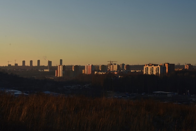 Panorama de la ciudad de Nizhny Novgorod al amanecer