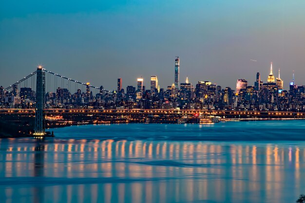 Panorama de la ciudad de Nueva York con rascacielos en el horizonte de Manhattan