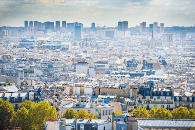 Panorama de la ciudad de París desde Montmartre. Hermoso paisaje urbano de viajes