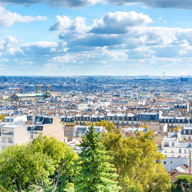 Panorama de la ciudad de París desde Montmartre. Hermoso paisaje urbano de viajes