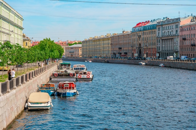 Panorama de la ciudad de San Petersburgo en verano Paseos en barco turístico por el río