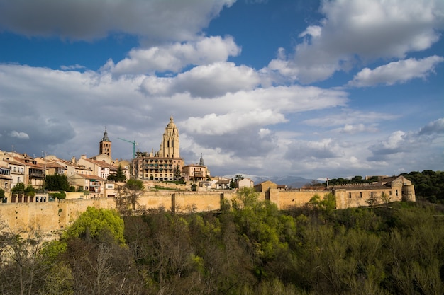 Panorama de la ciudad de Segovia con catedral en España.