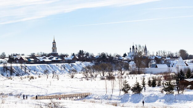 Panorama de la ciudad de Suzdal con monasterios