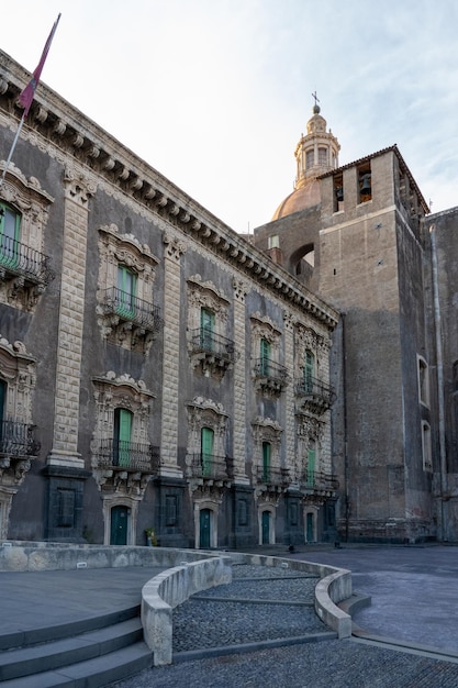 Panorama de la ciudad vieja de Catania Sicilia Italia con la cúpula de la catedral en un día soleado