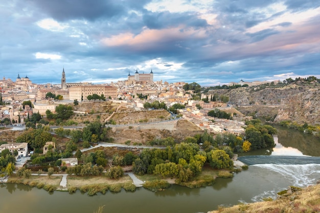 Panorama de la ciudad vieja de Toledo con la Catedral Alcázar y el río Tajo al atardecer Castilla La Mancha España