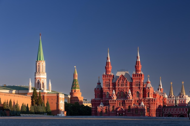 Panorama colorido da Praça Vermelha com sombras profundas contra o céu azul escuro ao nascer do sol Moscou Rússia