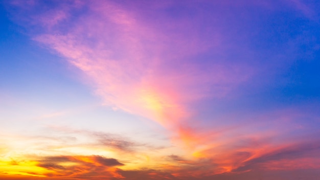 Panorama colorido do céu nublado do crepúsculo