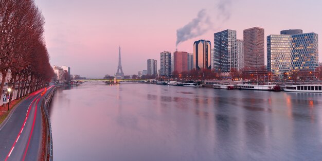 Panorama com a torre eiffel ao pôr do sol, paris frança