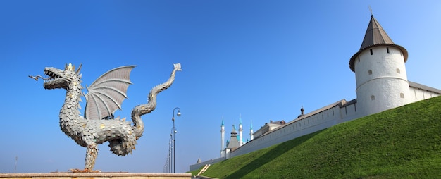 Panorama com dragão e kremlin em kazan