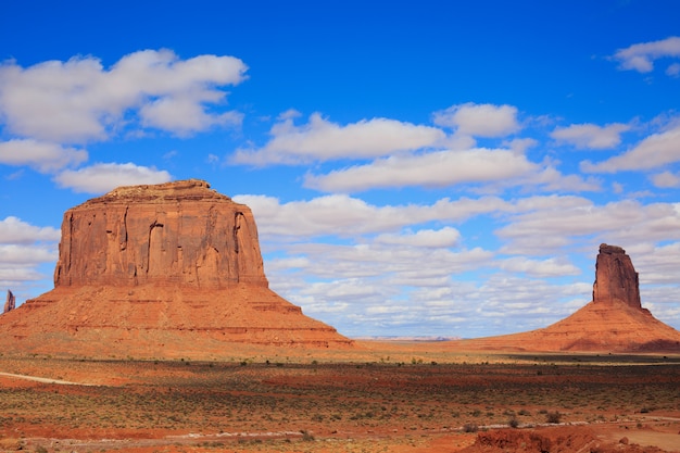 Panorama com famosos Buttes do vale do monumento do Arizona, EUA.