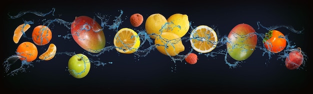 Panorama com frutas em água suculenta limão maçã lichia persimmon manga tangerina ameixa um bom presente para o Natal e Ano Novo